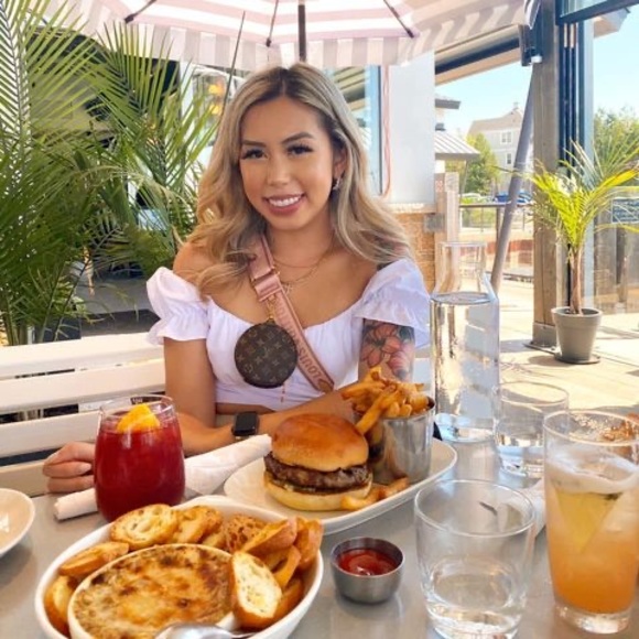 Meet your Posher, Aleeza - Picture 1 of 1